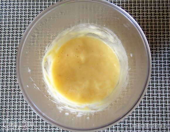 Ананас очистить от кожуры и сердцевины. Пробейте блендером до состояния пюре.