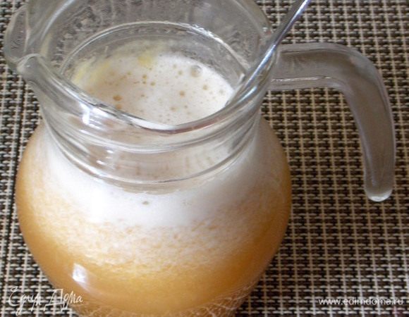 Смешайте смесь соков и пюре.