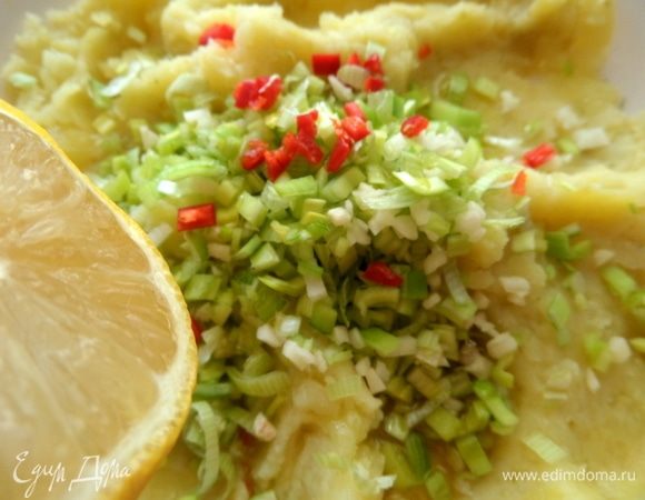 Выдавить лимонный сок.