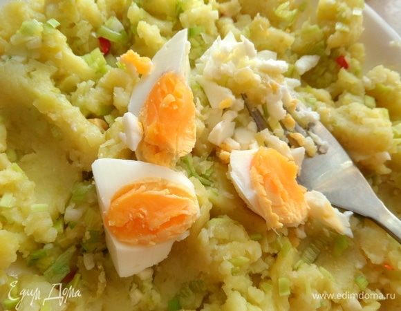 Заранее отварить яйца (4 мин.) и одно размять вилкой.