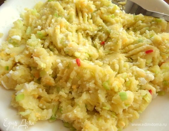 Перемешать весь состав. Посолить.