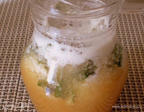 Добавьте мяту к жидкости и перемешайте.