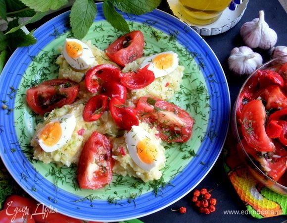 Рядом маринованные овощи, которые можно посмотреть здесь: https://www.edimdoma.ru/retsepty/118737-bystrye-marinovannye-tomaty-i-pertsy.