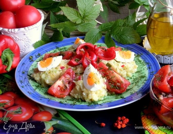 Нет маринованных, подайте со свежими овощами, пюре с ними будет отлично сочетаться.