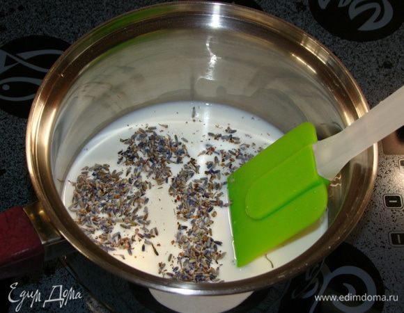 Для начала нам необходимо ароматизировать молоко. Для этого в сотейнике смешать молоко, цветы лаванды и подогреть, но не кипятить. Горячее молоко с лавандой снять с огня и оставить примерно на 30 минут.