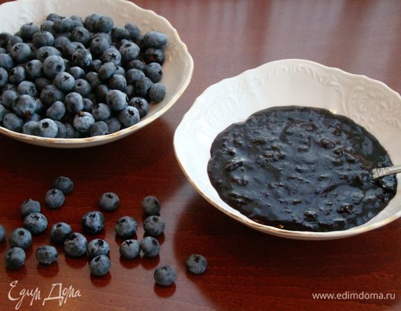 Пока молоко ароматизируется, приготовим ягодное пюре. Для этого ягоды голубики слегка раздавить и, проварив минутки три, пюрировать. Пюре можно протереть через сито для однородности, но можно оставить и в таком виде. Для данного мороженного очень хорошо подходят ягоды голубики и черники. Потому что они имеют почти нейтральный вкус и очень хорошо окрашивают в необходимый оттенок.