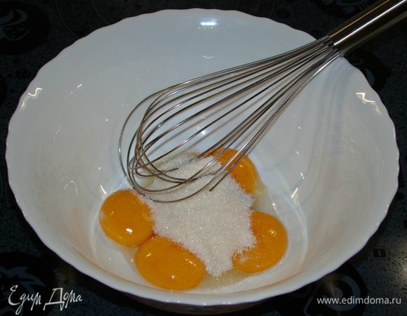 Молоко вместе с цветами лаванды опять поставить на плиту и подогреть. В это же время желтки растереть с сахаром до однородности.