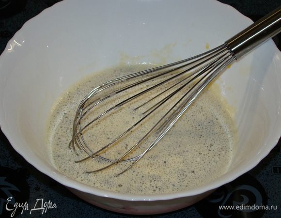 Горячее молоко влить тонкой струйкой к желткам и размешать до однородности.