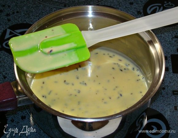 Молочно-яичную смесь перелить обратно в сотейник и на среднем огне при непрерывном помешивании довести смесь до легкого загустения. Если проведя пальчиком по лопатке, остается четкий след, значит, заварной крем готов.