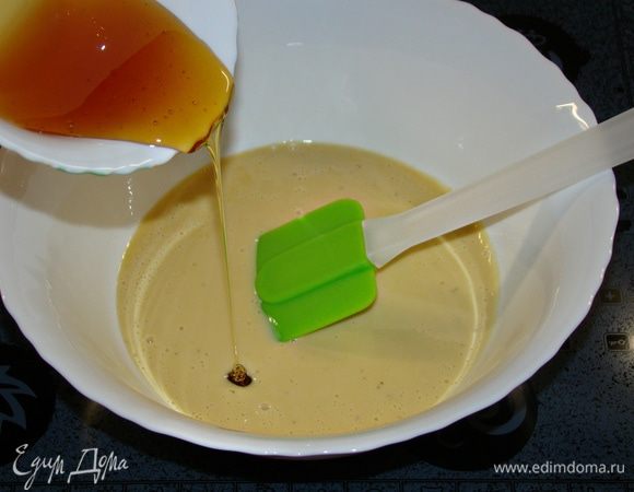 В крем влить мед и размешать.