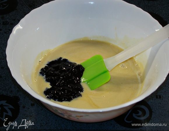 И добавить пюре из голубики. Насыщенность цвета можно регулировать количеством добавленного ягодного пюре.