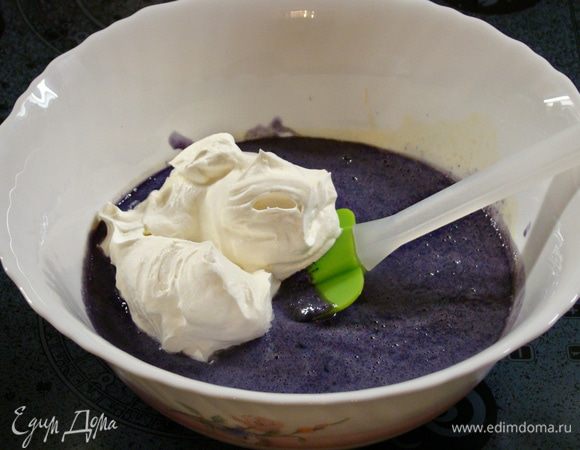 Смешать взбитые сливки с молочно-ягодной массой и все перемешать до однородности.