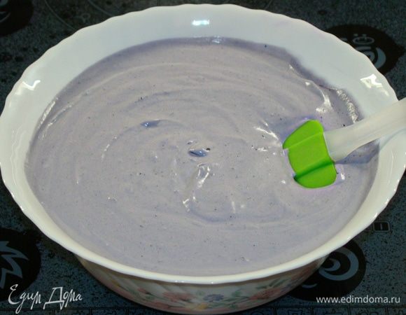 Готовое мороженое охладить в морозильной камере, не забывать каждые полчаса перемешивать массу.