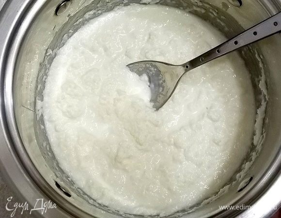 Налейте 1/2 сливок и доведите до кипения. Снимите с огня и всыпьте кокосовую стружку, перемешайте.