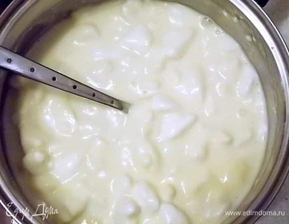 Вскипятите оставшиеся сливки, добавьте поломанный зефир и варите, мешая, до однородной массы. Снимите с огня.