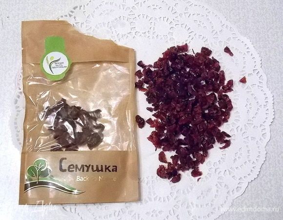 Вяленую клюкву ТМ «Семушки» нарезать.