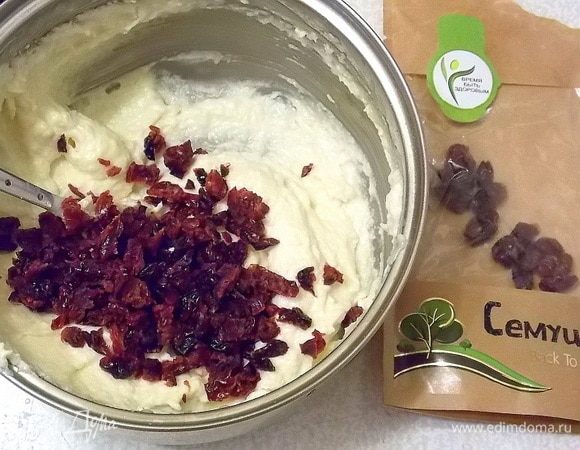 Добавьте нарезанную клюкву. Она придаст нашему мороженому нужную кислинку.