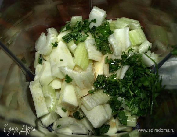 Яблоко, кабачок, сельдерей тщательно промыть. Обсушить. Нарезать небольшими кусочками и отправить в блендер. Петрушку мелко порубить и добавить у остальным ингредиентам. Добавить воду и сироп агавы.