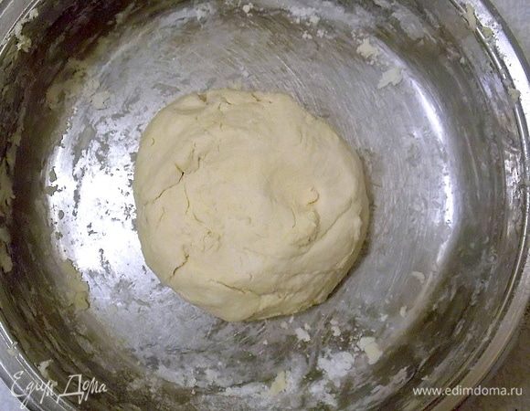 Ножом нужно порубить маргарин и творог. Муку смешать с разрыхлителем и добавить к творожной крошке. Продолжить рубить ножом в течение 1 минуты, затем замесить тесто руками. Положить в пакет и убрать в холодильник на 12 часов.