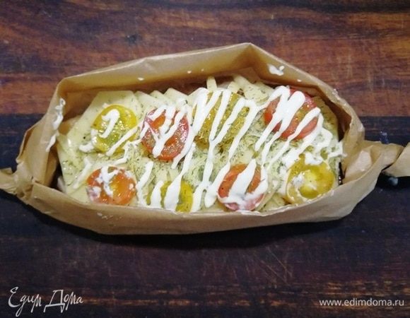 Заворачиваем края конвертика. Слегка поливаем майонезом содержимое конвертика.