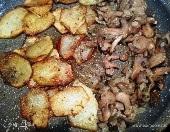 Возьмем в компанию картофель и тоже обжарим.