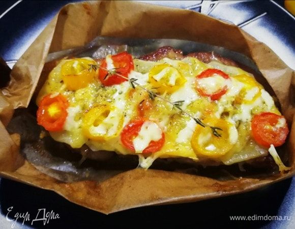 Девочкам подаем конвертик, слегка развернув его.