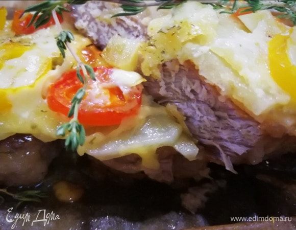 Вот такое сочное мясо с нежнейшим картофелем получилось. Приятного аппетита!