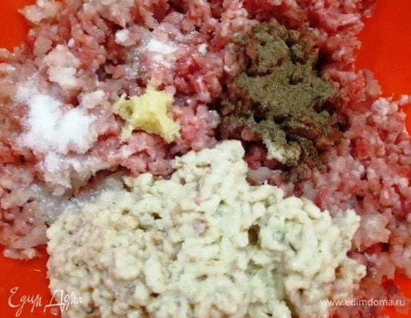 Черствый хлеб замочить в воде. Прокрутить вместе со свининой и луком через мясорубку. Фарш посолить, поперчить, добавить натертый чеснок, сахар.