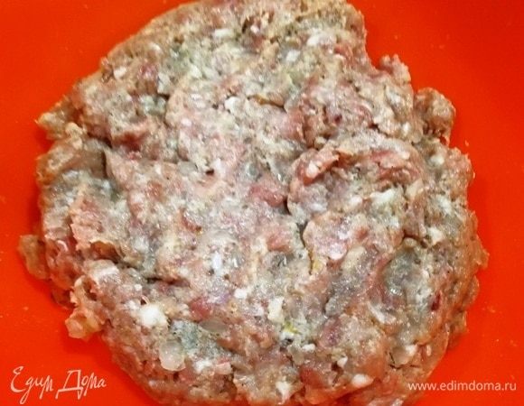 Смешать фарш, хорошо отбить. Дать отдохнуть 10 минут.