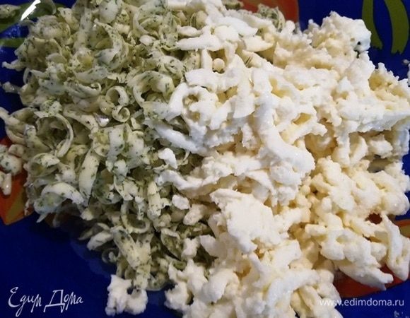 Натереть моцареллу и замороженное сливочное масло (у меня ароматное с укропом и чесночком). Перемешать.