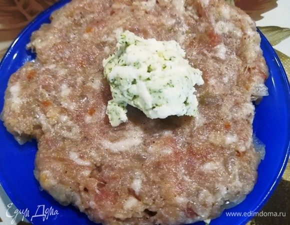 Из заготовки делаем лепешку, в центр кладем чайную ложку сырно-масляной смеси.