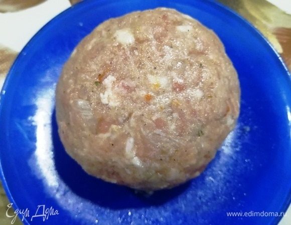 И формируем аккуратный кругляш. Слегка приплюснем его.