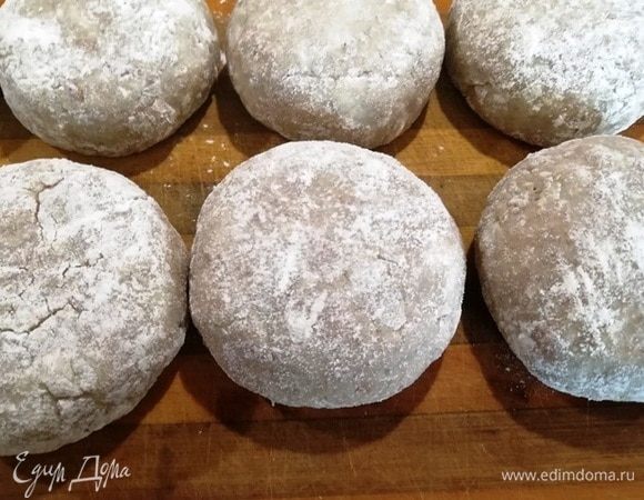 Панируем котлеты в смеси муки и крахмала. Излишки стряхиваем.