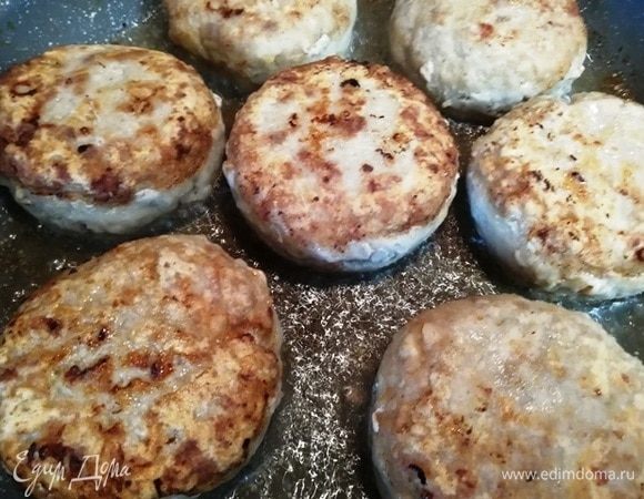На хорошо раскаленной сковороде жарим котлеты по 2 минуты с каждой стороны.