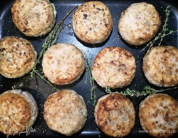 Выкладываем котлеты на противень. Запекаем еще 20 минут в духовке при 180⁰С.