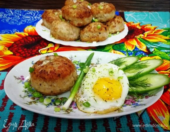 И подаем с пылу-жару сочные котлеты к столу.