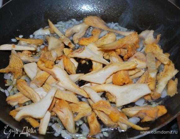 На оливковом масле обжарим лук и добавим свежие лисички.