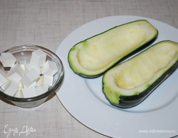 Подготовим кабачки, уберем сердцевину и нарежем сыр кубиками.