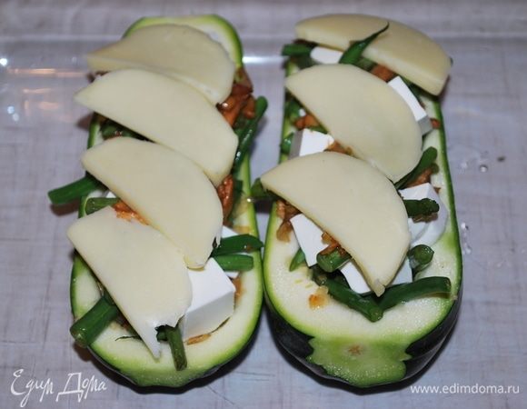 Сверху кладем кусочки моцареллы. Запекаем в духовке при температуре 180°C в течение 20 минут.