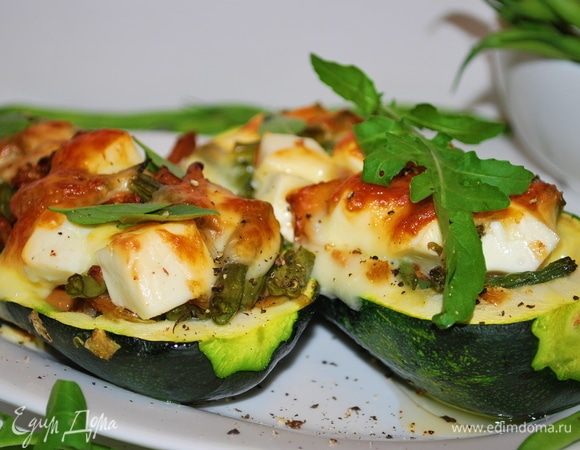 Сверху выкладываем базилик или руколу по вкусу, перчим. Приятного аппетита.