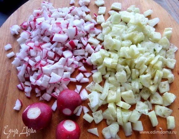 Нарезать мелко или крупно редис и огурец.