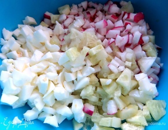 Белки отделить и нарезать тоже.