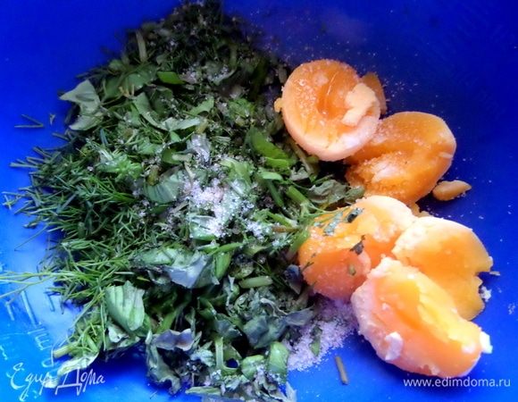 Зелень измельчить и поместить с желтками и солью.