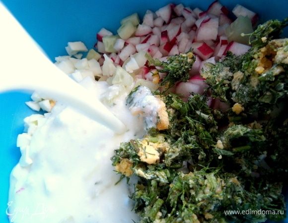 Влить кефир или любую кисломолочку.