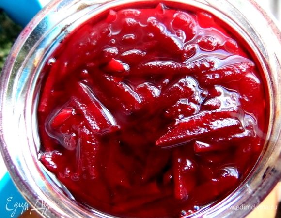 Можно свеклу замариновать с уксусом или лимонным соком специально, одну порцию, но в Латвии маринуют все хозяйки с огородами сами на зиму или продают во всех магазинах много.