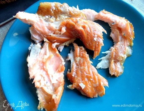 Копченую рыбку отделить от кости.