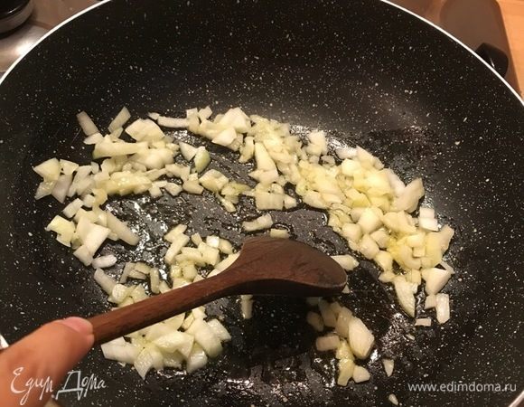 Обжариваем лук на оливковом масле.