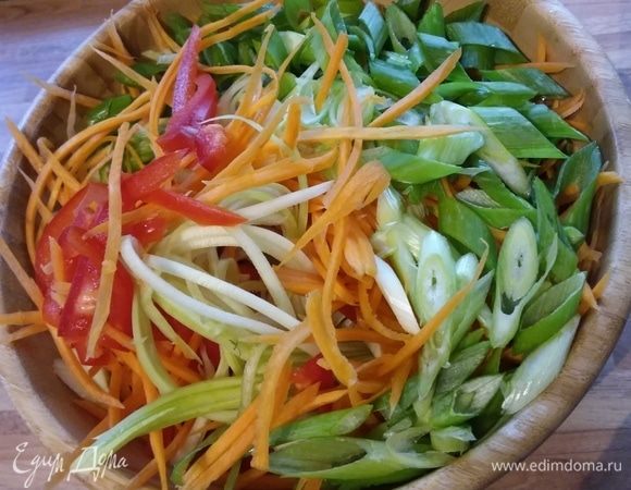 Овощи нарезать тонкой соломкой, зеленый лук — колечками. Сложить в салатник. У кабачка берем только плотную часть, середина с семенами не подойдет, тем более, если они довольно крупные. Посолить (с учетом того, что в заправку добавляется соевый соус) и отставить в сторону.