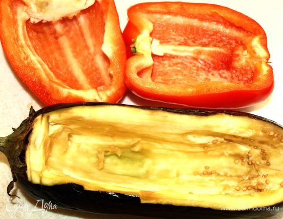 Перец, баклажан хорошо промыть. Небольшую часть баклажана срезать вдоль. Аккуратно вынимаем мякоть. Перец разрезаем пополам, очищаем от перегородок и семян. Шкурку овощей смазываем растительным маслом.