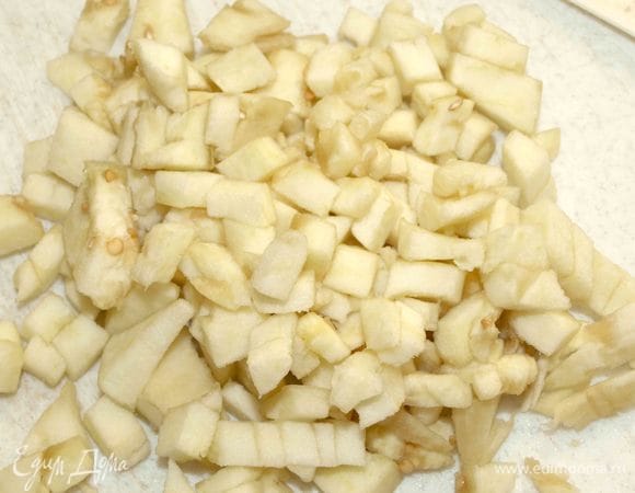 Из куриного филе приготовить фарш. Мякоть и срезанную часть баклажана нарезать мелкими кусочками.